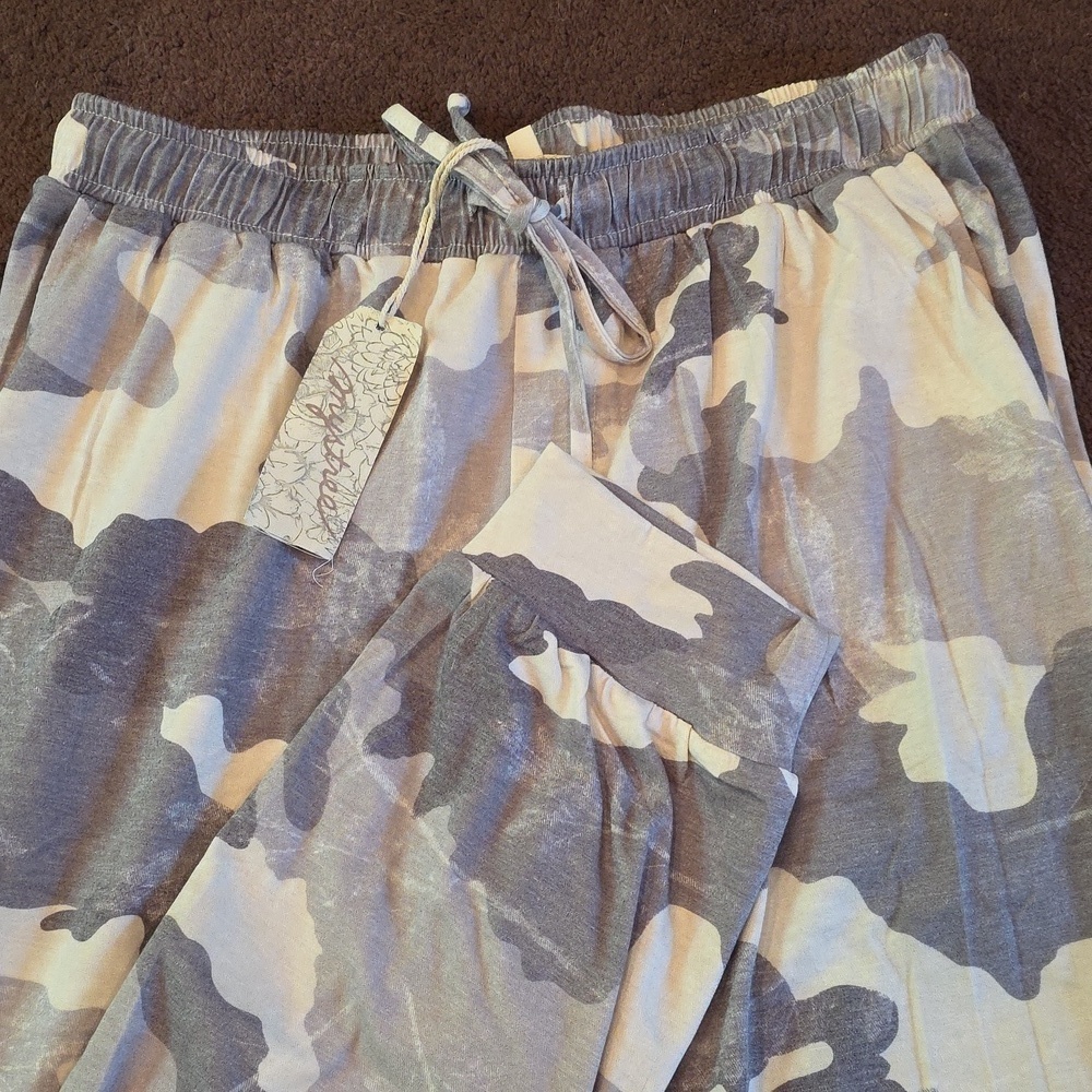 Mystree Gray Camouflage Joggers. Sizes Sall, Medium - Picture 4 of 4